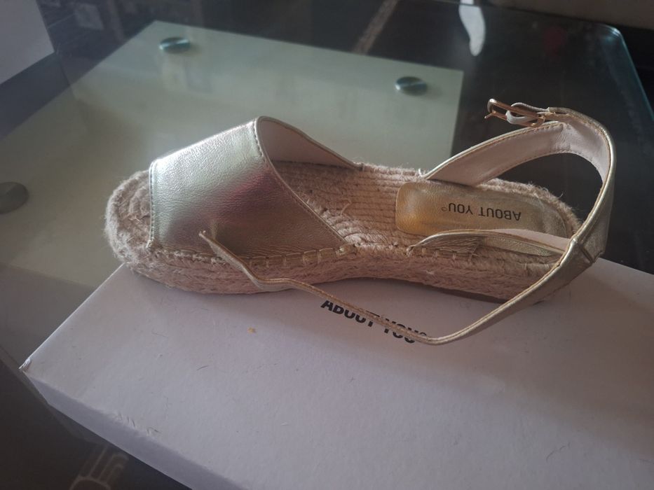 Нови златни сандали About you