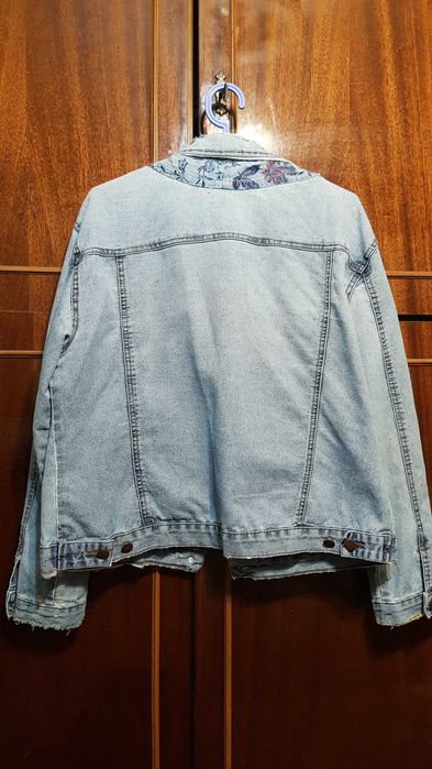 Джинсовая женская куртка