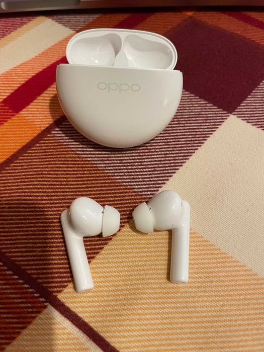 Слушалки Oppo. Използван с грижа