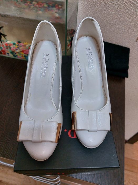 Продам белые туфли