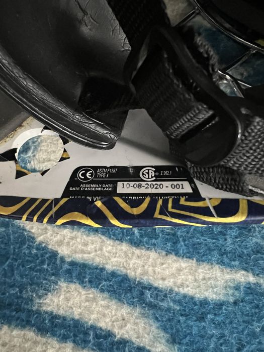 Хоккейный вратарский шлем