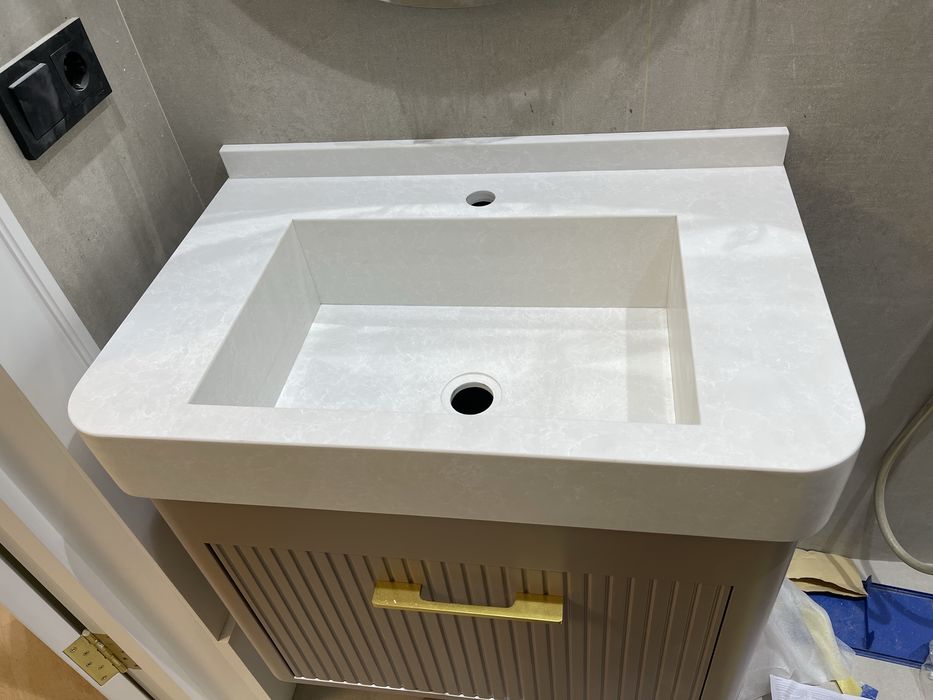Столешница из искусственного камня кварц и акрил.
