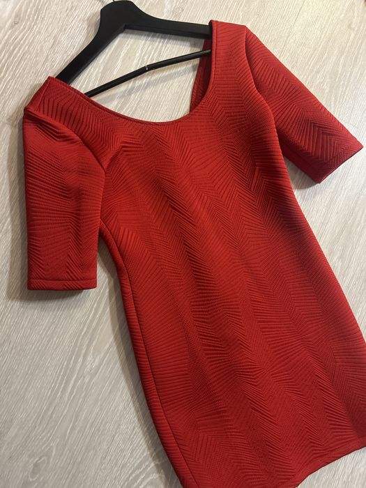 Червена рокля с изрязан гръб