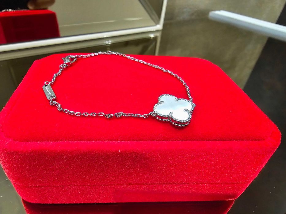 Van Cleef & Arpels VCA Mother of Pearl Alhambra Clover Дамска Гривна