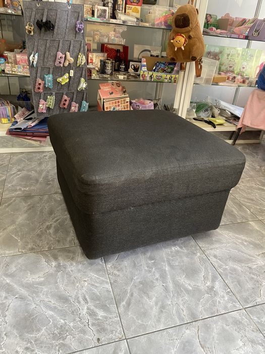 Отдам Даром Пуф, черного цвета,на алюминевых ножк, для Бизнеса