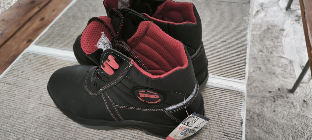 Работни обувки с метални бомбе.