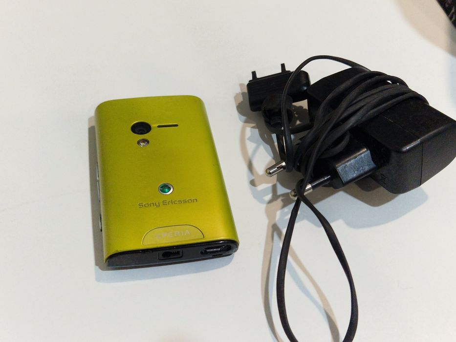 Telefon Sony Ericsson cu incarcator