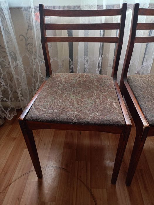 Продам 2 стула деревянных б/у