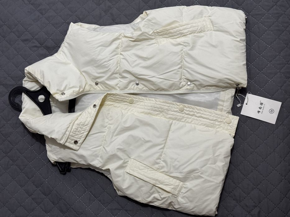 Две безрукавки белые