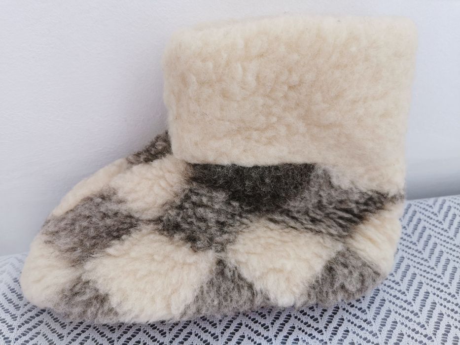 Totosi din blana si talpa piele, marime aprox. 37-40