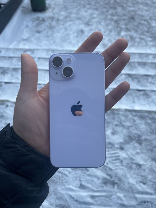 iPhone 14 сиреневого цвета