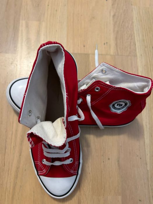 Tenisi rosii barbati