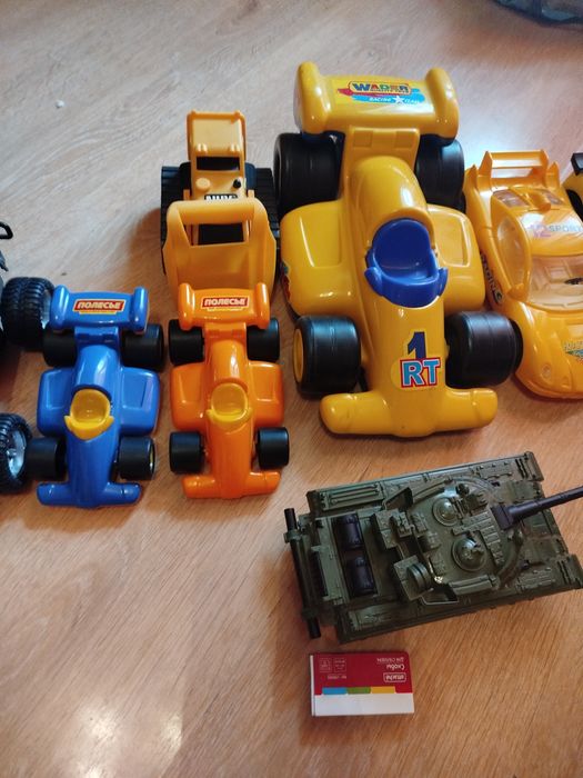 Игрушечные машинки