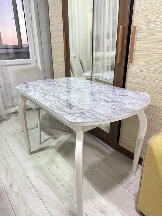 Обеденный стол со стульями