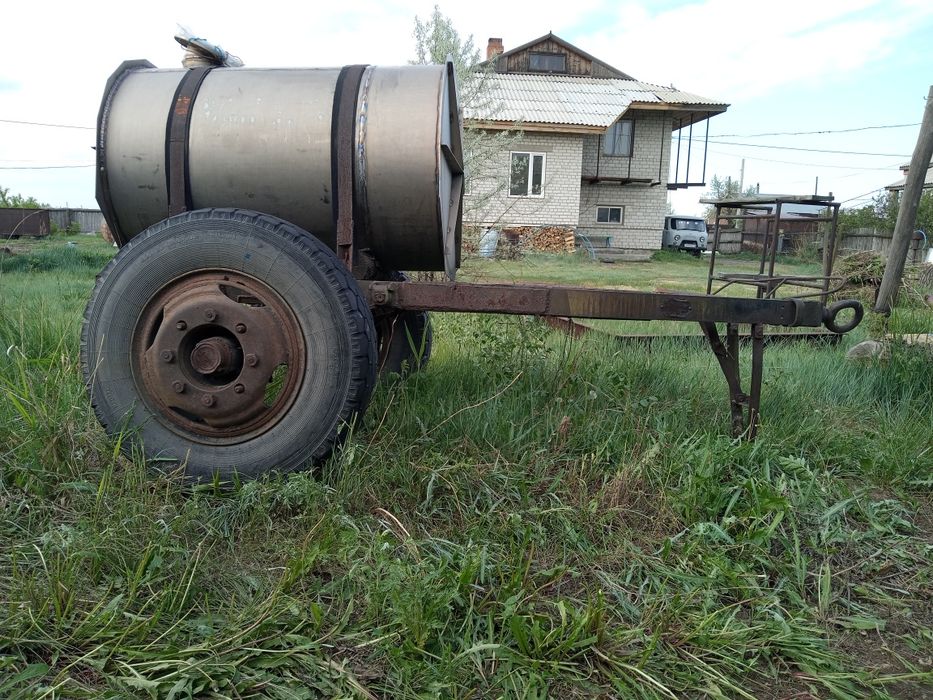 Прицеп-цистерна для питьевой воды.