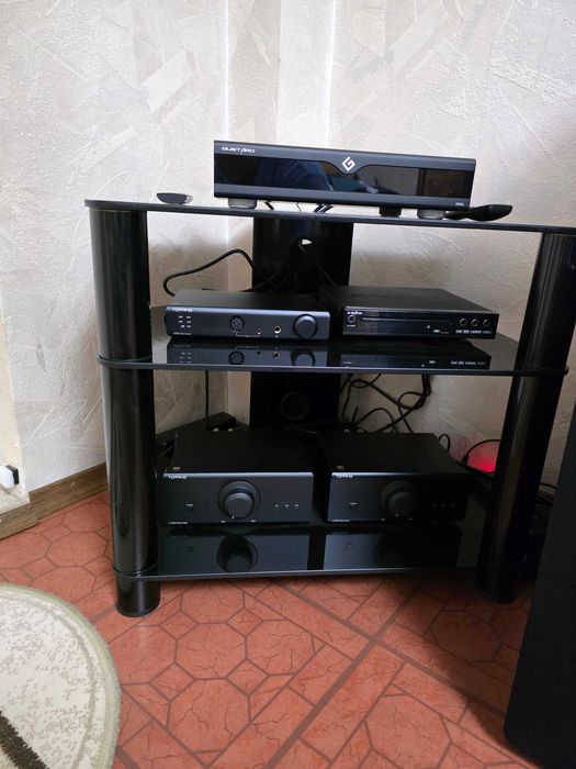 Masuta din sticla securizata culoare black pe 2(doua) nivele pentru diferite componente electronice.