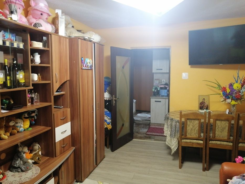 Vând apartament cu 3camere etaj 1 mobilat zona alunisi este izolat zona liniștit