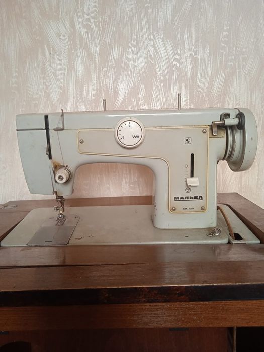 Продам швейную машинку