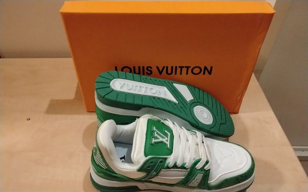 Adidași de vânzare