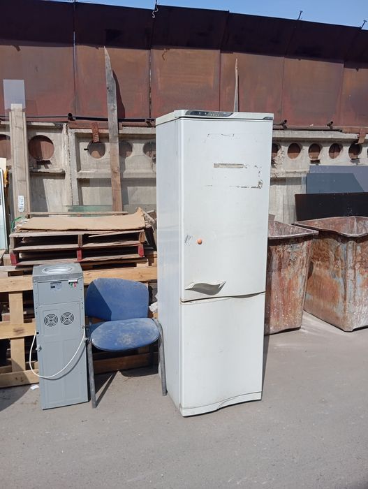 Холодильник и диспенсор для воды