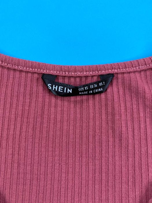 Top crop SHEIN roz/rosu (mauve), decolteu V, cu dantelă, mărime XS