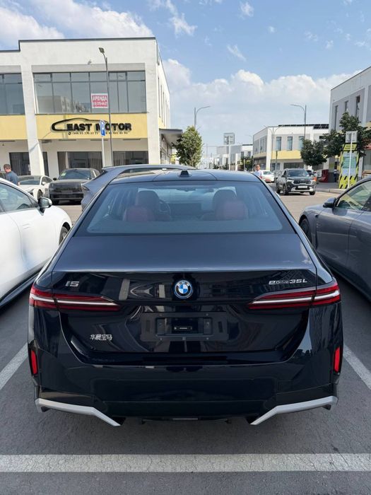 Bmw i5.