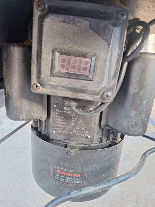 Дробилка зерна  . Жем шөп майдалайды