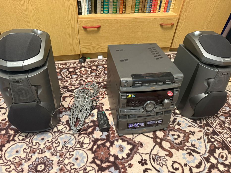 Sony music system с 2 гнезда за аудио касети и 3 гнезда за компакт дискове