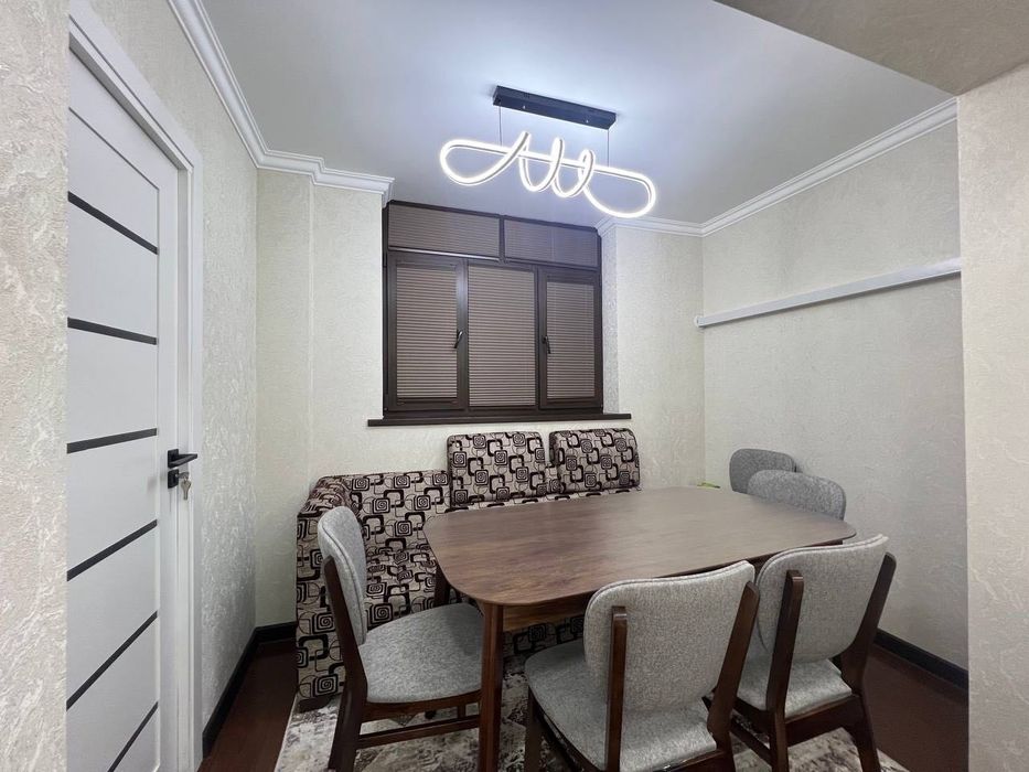 Стол и стулья 8 шт