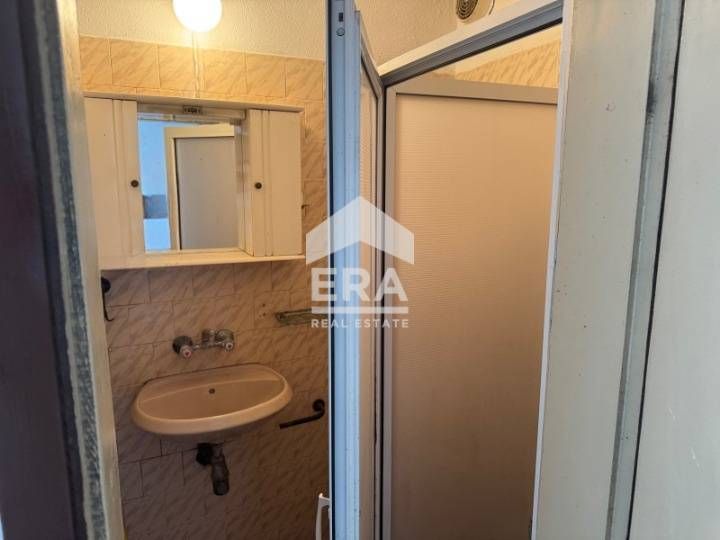 Тристаен апартамент във вход тухлена пломба в кв."Младост" за продажба