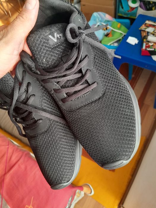 Adidas 42  noi.  Adidasi