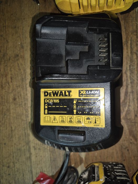 Acumulator DEWALT  18 V 4 si 5 ah incarcator  DCB 118