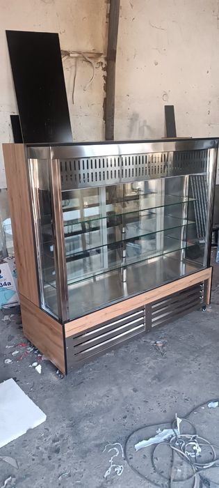 Vetrina xaladelnik Tort va shirinliklar uchun
