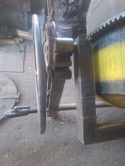 Betoniera cu roti si cârlig auto