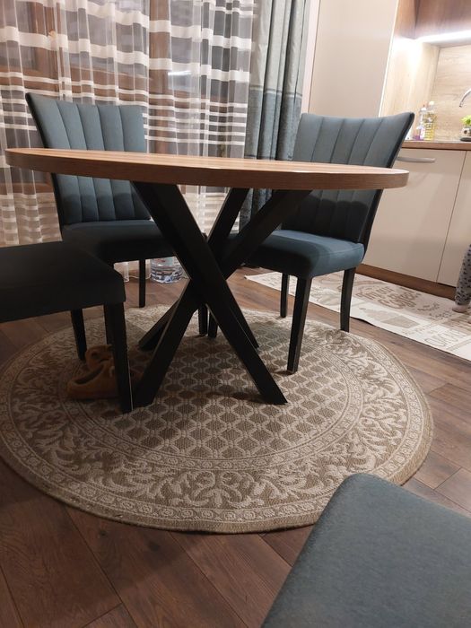 Продавам трапезна маса