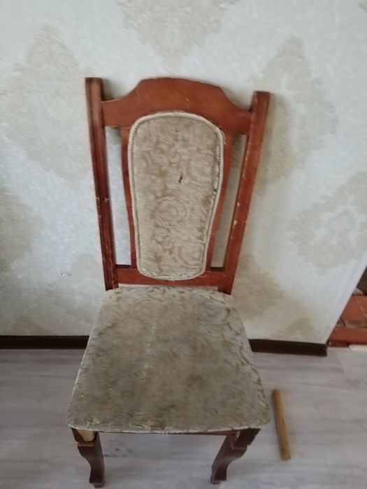 продается стол и стулья