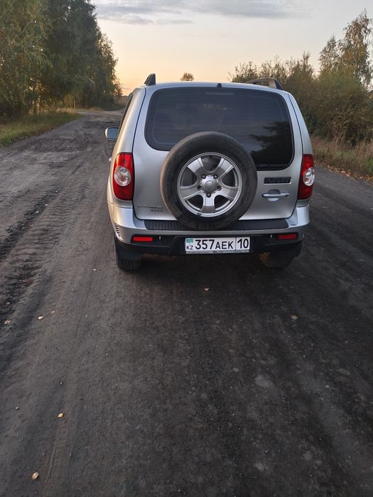 Продам автомобиль нива шевроле .