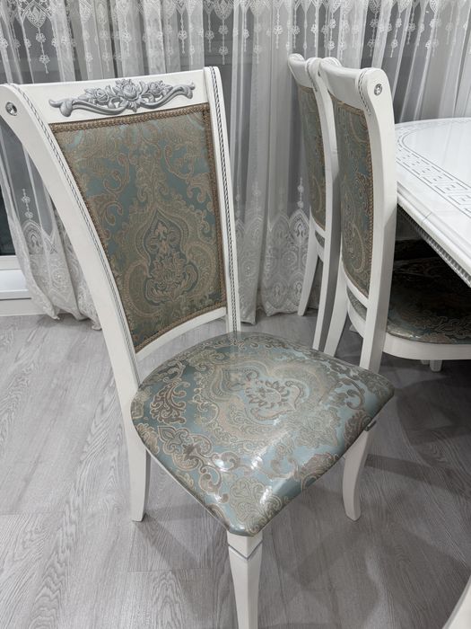 Срочно продам диван, стол и стулья (комплект).