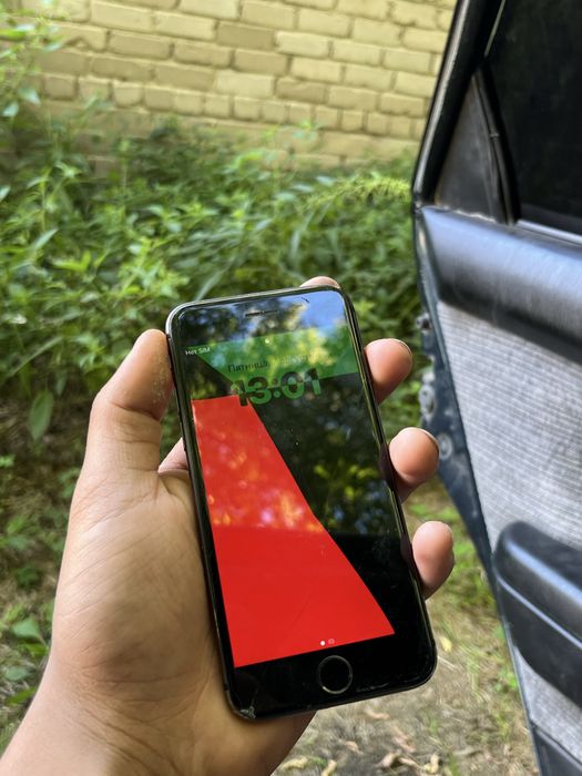 Продам Iphone 8 в среднеем состояние