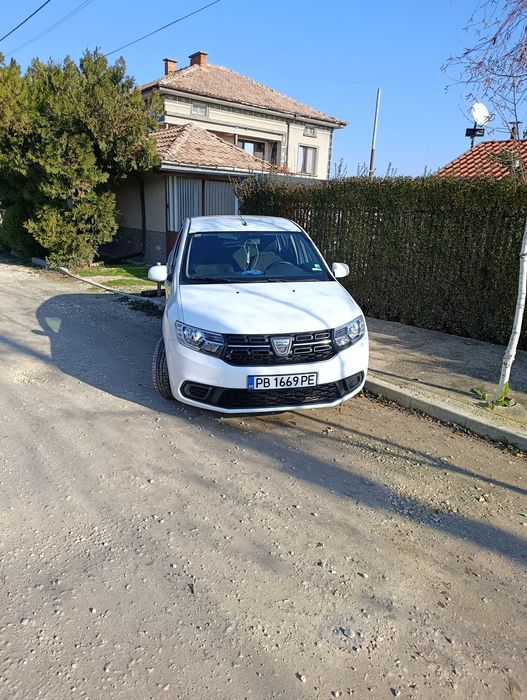 Продавам Дачия Сандеро