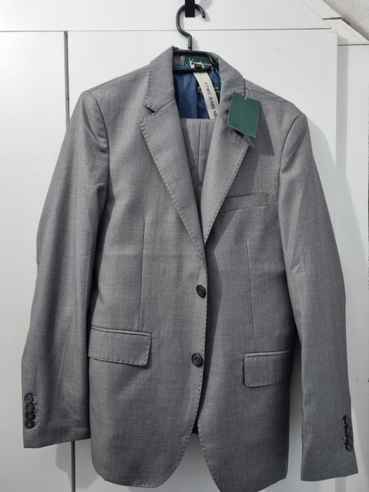 Costum barbati nou cu eticheta