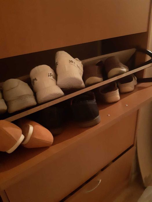 Vând pantofar cu uși rabatante