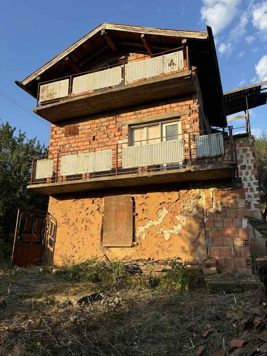 Къща с.Зелениград община Трън окръг Перник.