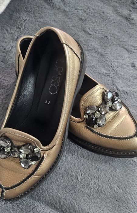 Pantofi piele metalizati si cu pietre.