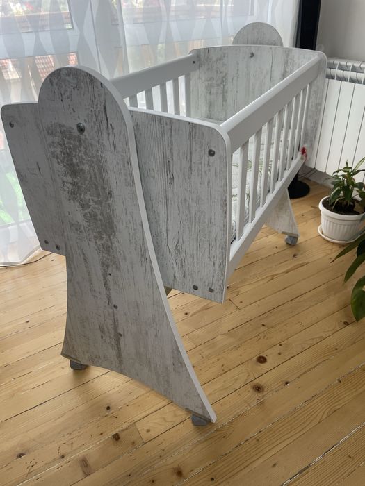 Дървена кошара люлка  на колела с удобен алое вера матрак