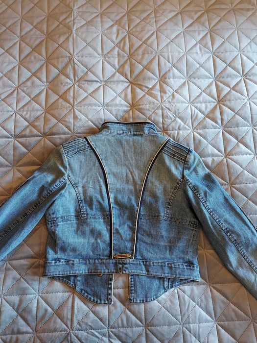 дънки и късо сако