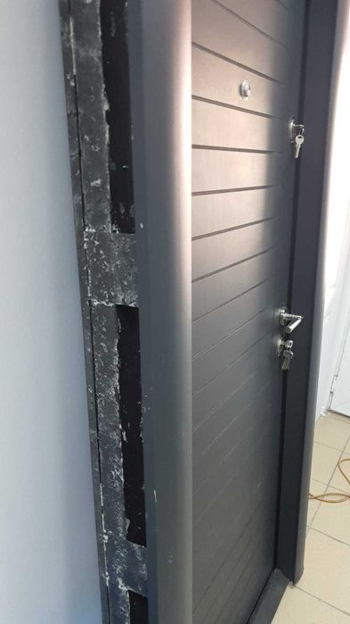 Usa metalica Arta Door provenita dintr o mutare de magazin , super reducere de la 1600 la 750.