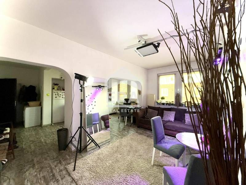 Дава се под наем Тристаен апартамент в София, Център - 80 кв.м за 1200 € - Снимка #2