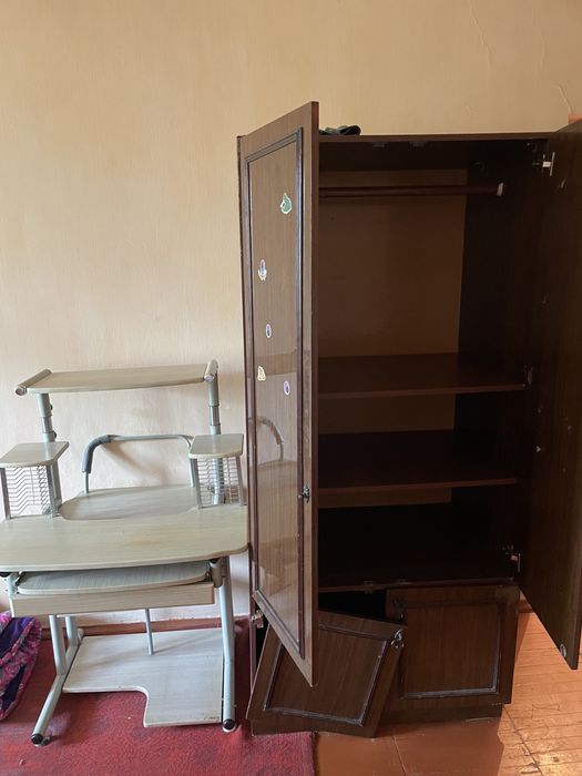 Продам б/у Шкаф со столом