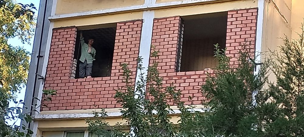 Кладка и ремонт балконов установка новых решотки козерки ролики